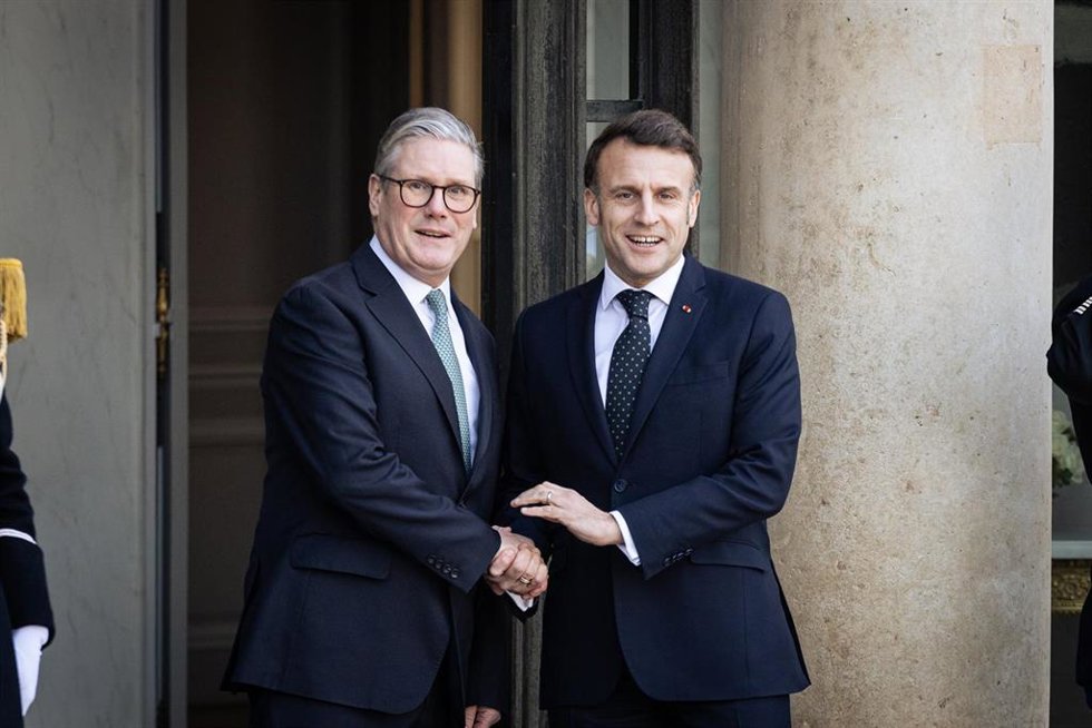 Archivo - El presidente de Francia, Emmanuel Macron, recibe en el Elíseo al primer ministro de Reino Unido, Keir Starmer