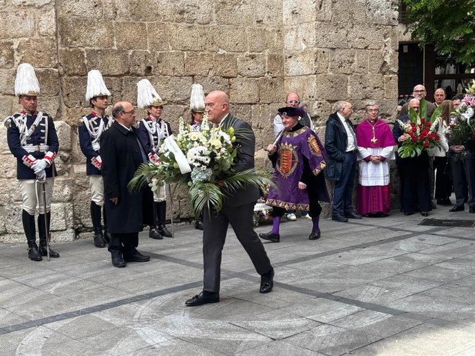 El alcalde de Valladolid, Jesús Julio Carnero, en la ofrenda floral a San Pedro Regalado