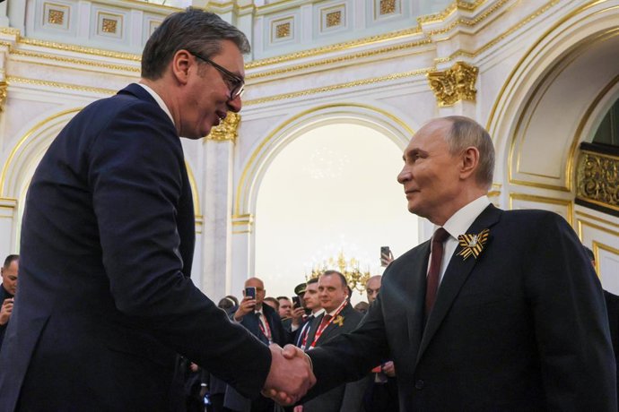 RÚSSIA, MOSCOU - 9 DE MAIO DE 2025: Aleksandar Vucic, presidente da Sérvia, e Vladimir Putin, presidente da Rússia, apertam as mãos após uma recepção para os chefes de delegações estrangeiras no Kremlin de Moscou no Dia da Vitória, marcando 80 anos desde 