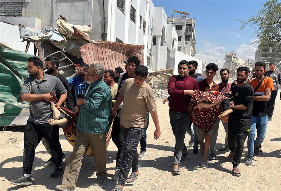 Palestinos trasladan varios cadáveres tras un ataque ejecutado por el Ejército de Israel contra la ciudad de Gaza, situada en el norte de la Franja de Gaza (archivo)