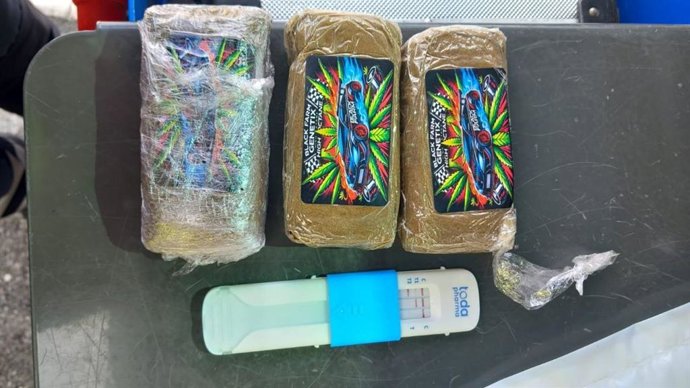 El hombre tenía un tercer paquete en el coche y dio positivo en drogas