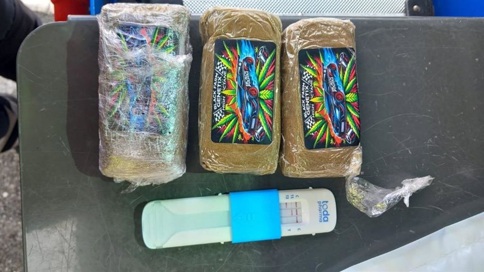 El hombre tenía un tercer paquete en el coche y dio positivo en drogas