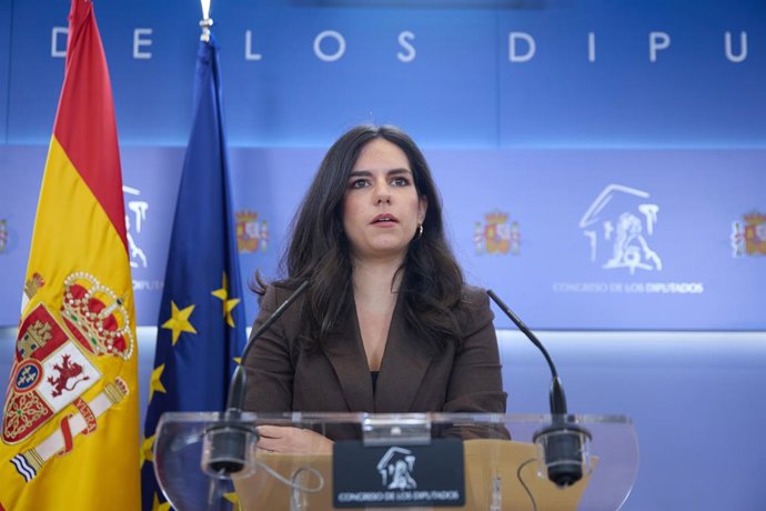 A porta-voz da VOX no Congresso, Pepa Millán, durante uma coletiva de imprensa após a Reunião de Porta-vozes, no Congresso dos Deputados, em 6 de maio de 2025, em Madri (Espanha).
