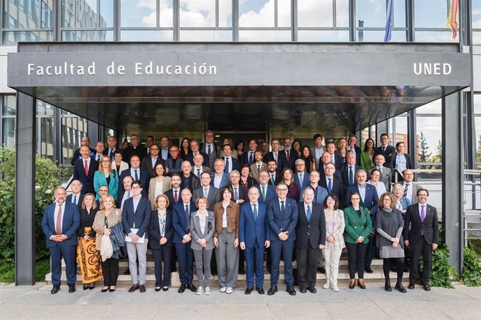 La rectora de la UR, en la reunión