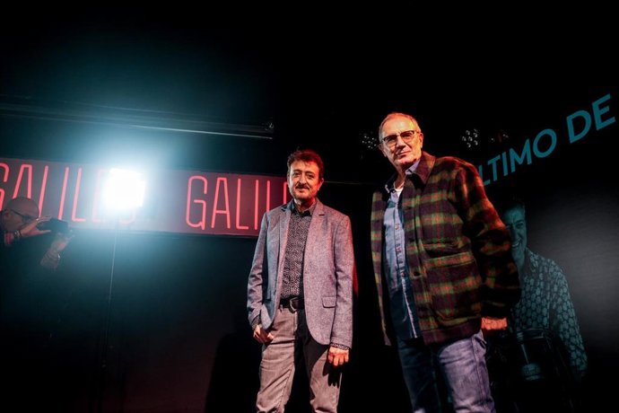 Archivo - Los cantantes Manolo García (i) y Quimi Portet (d), del ‘Último de la Fila’, posan durante una rueda de prensa, en la sala Galileo Galilei, a 29 de noviembre de 2023, en Madrid (España). ‘