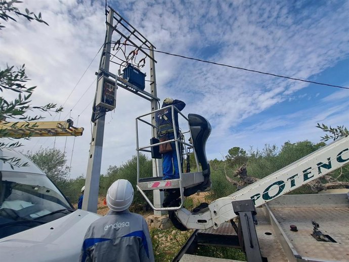 Archivo - Cambio transformador de Endesa de Menorca