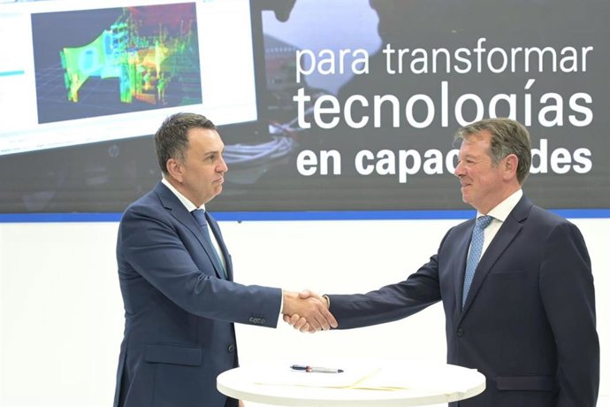 Archivo - De izquierda a derecha: el consejero delegado de Telefónica Ingeniería de Seguridad,  Jose Luis Gilpérez, y el director general ejecutivo de GDELS-Santa Bárbara Sistemas, Juan Escriñá