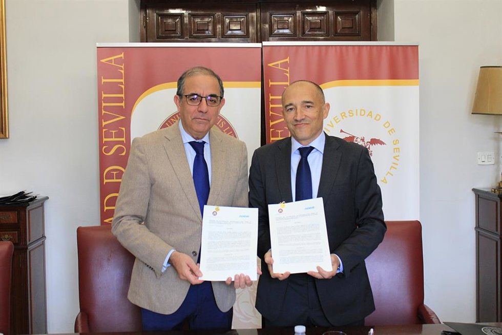 El vicepresidente de Parques Energéticos de Moeve, Antonio Joyanes, y el rector de la US, Miguel Ángel Castro.