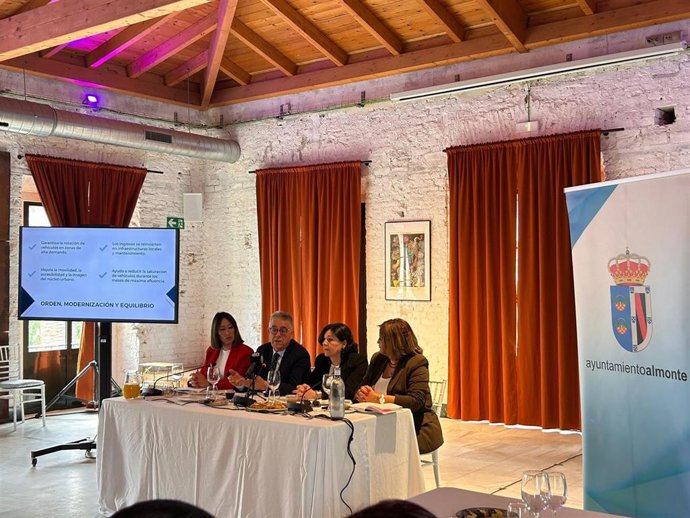 El alcalde de Almonte, Francisco Bella, en un desayuno informativo en Huelva arropado por parte de su equipo de Gobierno.