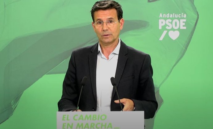 El portavoz del PSOE-A, Francisco Cuenca, en rueda de prensa en la sede del partido en Sevilla.