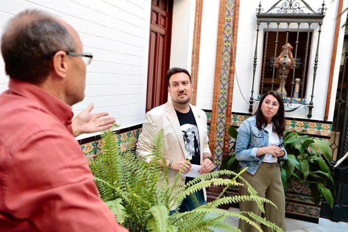 Rivas, en el centro, en la visita a un patio cerámico de Enrique Orce, dentro de las Jornadas de Cultura Regionalista de Alcalá.