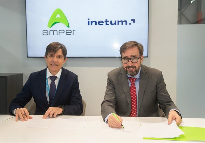 Archivo - De izquierda a derecha: el director de Inetum Solutions en la región de Iberia y América Latina, Juan Carlos Crespo, y el el responsable del área Comercial de Amper, Manuel de Oliveira.