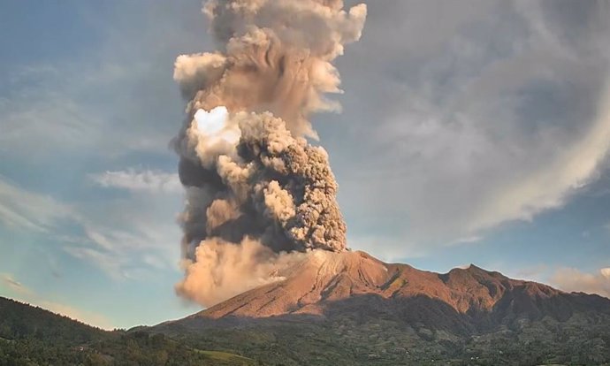 Archivo - Imatge d'arxiu del volcà Kanlaon en erupció