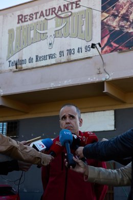 Archivo - El portavoz de Summa 112, David García, informa a los medios de comunicación frente al restaurante El Rancho ubicación en el que tuvieron lugar los hechos, a 6 de noviembre de 2022, en Torrejón de Ardoz, Madrid (España). 