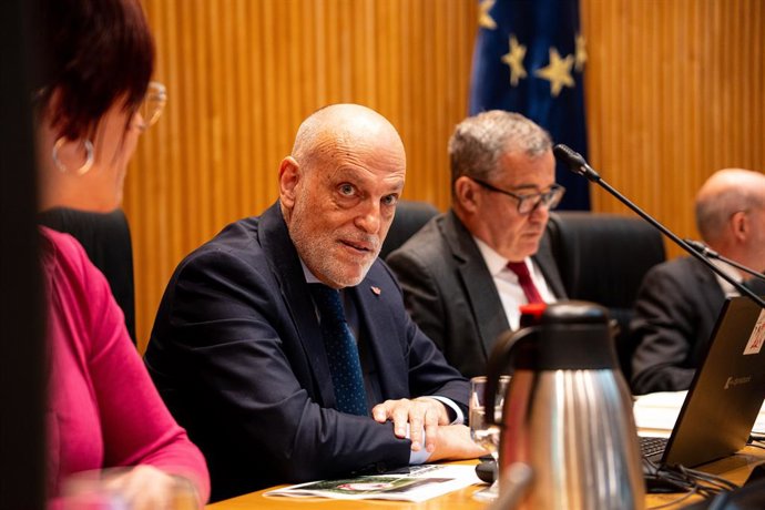 O presidente da LALIGA, Javier Tebas Medrano, comparece à Comissão de Educação, Formação Profissional e Esportes, no Congresso dos Deputados, em 13 de maio de 2025, em Madri (Espanha). De acordo com Tebas, o objetivo de seu comparecimento é transmitir sua
