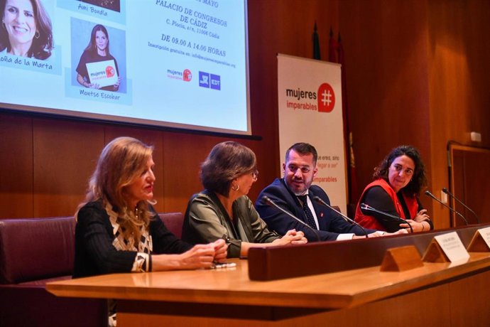 El responsable de Fomento y Empleo de la Diputación de Cádiz, Andrés Clavijo, en la jornada 'Innova, crea y crece', organizada por la Asociación Red Profesional Mujeres Imparables.