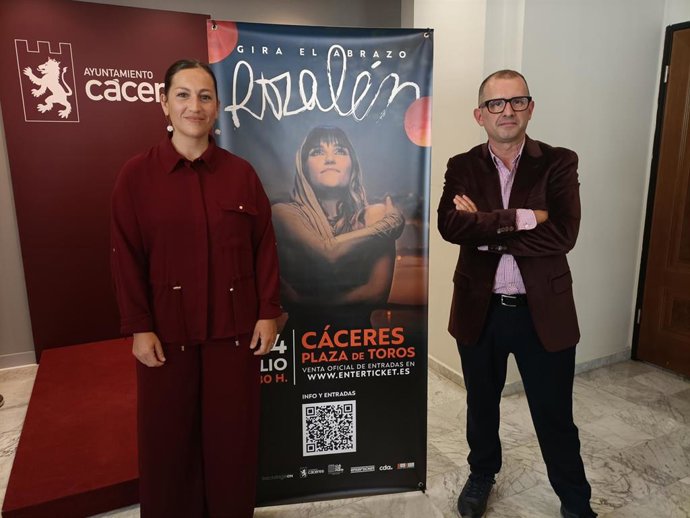 La concejala de Festejos, Soledad Carrasco, y el promotor musical Carlos Ortiz, en la presentación del concierto de Rozalén