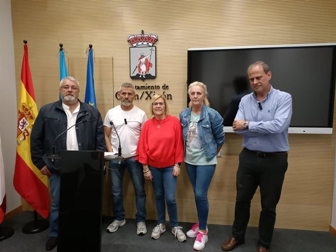 El concejal del Grupo Municipal Socialista de Gijón Tino Vaquero (dcha), en rueda de prensa en el Consistorio gijonés junto a vecinos de Portuarios.