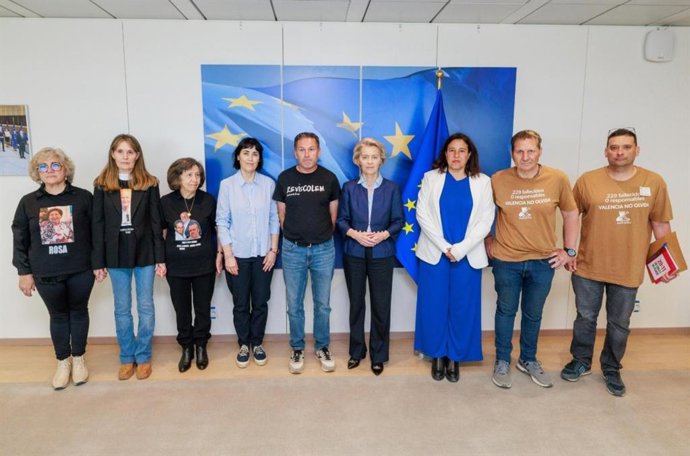 La presidenta de la Comisión Europea, Ursula von der Leyen, con representantes de las asociaciones de víctimas de la dana.