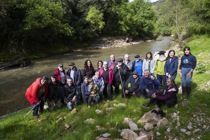 El consejero Aierdi con autoridades de la zona, personal del departamento y responsables de la CIREF, entidad de restauración fluvial, junto al lugar de la actuación.