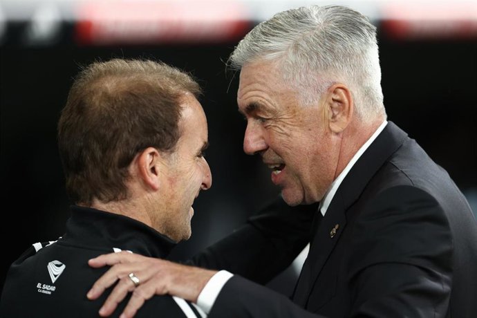 Archivo - Carlo Ancelotti saluda a Jagoba Arraste antes de un partido