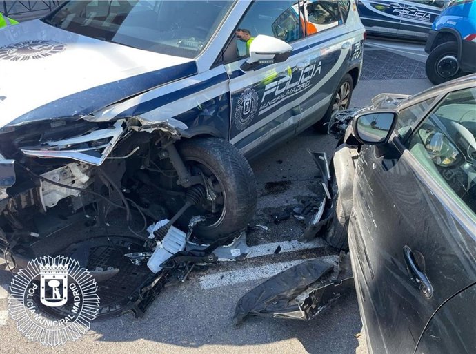 Un coche de Policía Municipal de Madrid reibe el impacto de un vehículo que se daba a la fuga en Ciudad Lineal