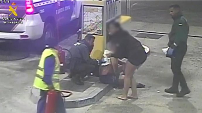 Agentes de la Guardia Civil asisten a un herido por arma blanca cuando intentaban robarle en Costa Calma (Fuerteventura)