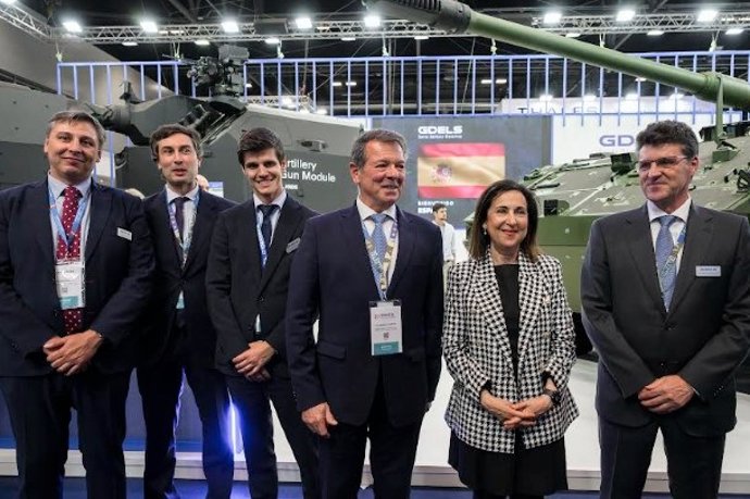 La ministra de Defensa, Margarita Robles, en una reciente visita al stand de GDELS en Feindef