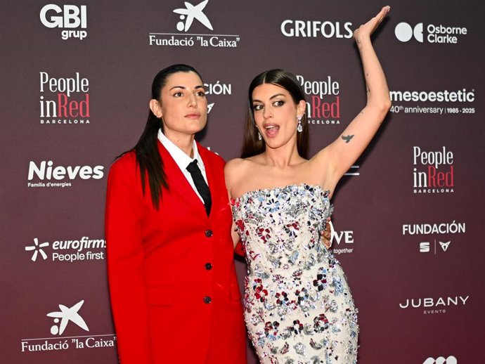 Las influencers Alba Paul y Dulceida posan en el photocall de la gala solidaria People in Red