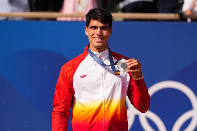 Archivo - Silver medallist Carlos Alcaraz of Spain poses on the podium during the Tennis Men's Singles medal ceremony after the Men's Singles Gold medal match on Court Philippe-Chatrier at Roland-Garros Stadium during the Paris 2024 Olympics Games on Augu