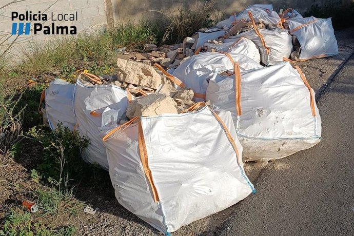 Escombros de obra abandonados en Palma.