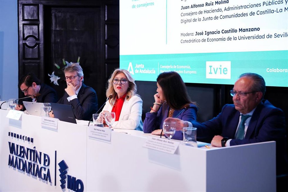 El consejero de Hacienda de Murcia, Luis Alberto Marín; la consejera andaluza, Carolina España; la consejera valenciana, Ruth Merino; y el de Castilla-La Mancha, Juan Alfonso Ruiz, este martes en Sevilla. 