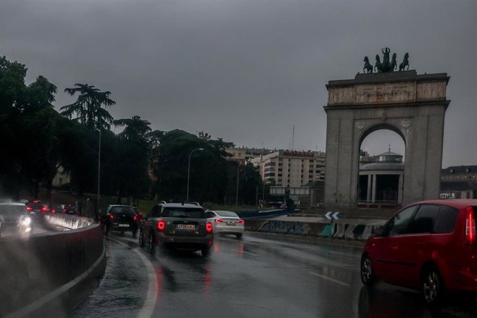 Archivo - Varios coches circulan bajo la lluvia, a 29 de mayo de 2023, en Madrid (España).