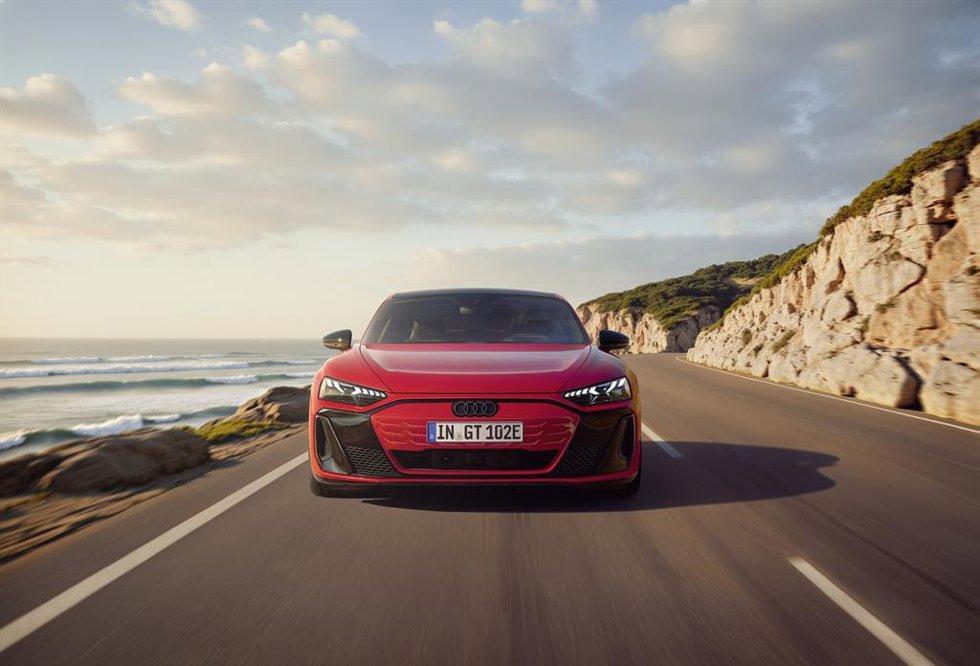 Audi lanza la nueva versión del E-tron GT Quattro con autonomía de 622 km y un precio de 111.700 euros.