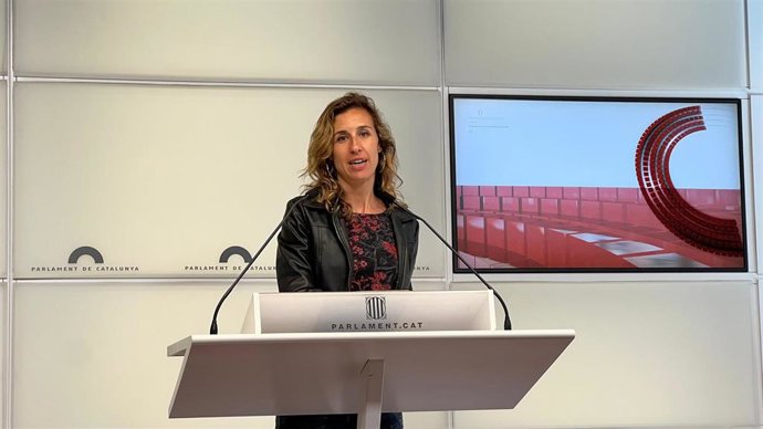 La líder de la CUP en el Parlament, Laia Estrada, en una rueda de prensa en el Parlament