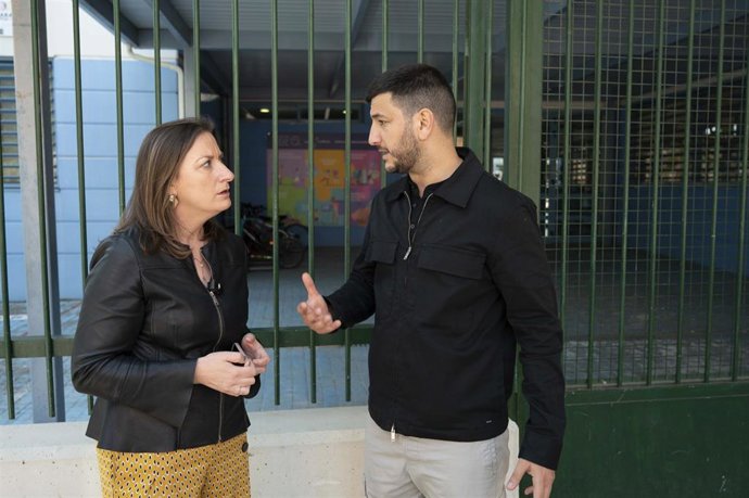 La portavoz de Educación del PSOE Aragón, María Rodrigo, y el portavoz municipal de este partido en Utebo, Ángel Manrique.