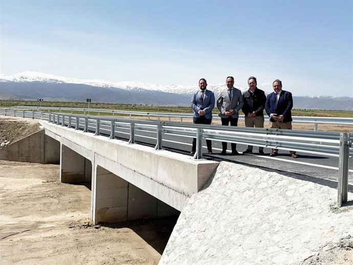 El presidente de la Diputación de Granada, Francis Rodríguez, segundo por la izquierda en la imagen, en la visita a la GR-6103 de Charches