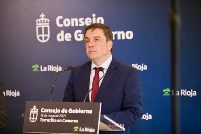 El consejero de Educación y Empleo, Alberto Galiana, informa de dos acuerdos del Consejo de Gobierno