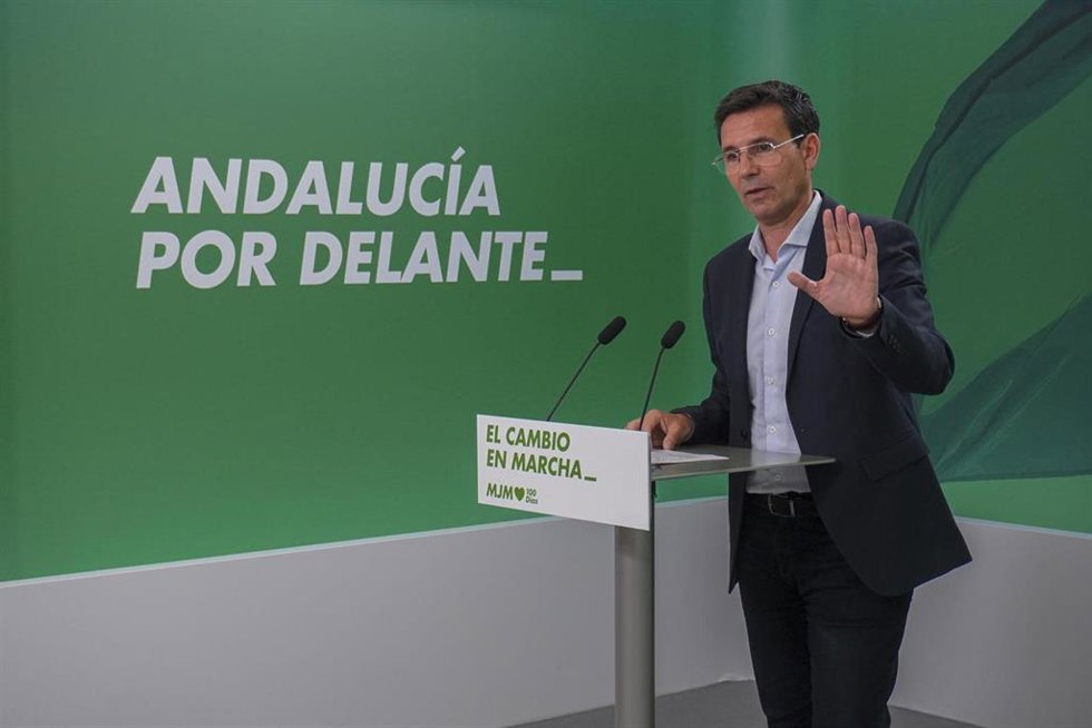 El portavoz del PSOE-A, Francisco Cuenca, en rueda de prensa en la sede del partido en Sevilla.