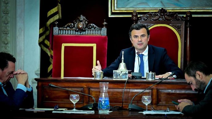 El alcalde de Cádiz, Bruno García, en el Pleno sobre las viviendas turísticas.