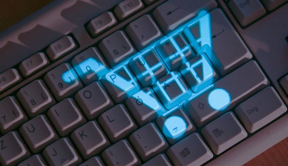 Archivo - FILED - 09 January 2014, Mecklenburg-Vorpommern, Schwerin: The symbol of a shopping basket lights up on a computer keyboard. The European Commission on Thursday opened an investigation into AliExpress over possible breaches of European Union r