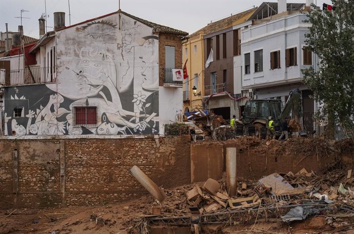 Archivo - Arquivo - Uma escavadeira trabalha em Paiporta, em 8 de novembro de 2024, em Valência, Comunidade Valenciana (Espanha). Dez dias após a tragédia, os serviços de emergência estão levando ao limite a busca por pessoas desaparecidas em Valência.