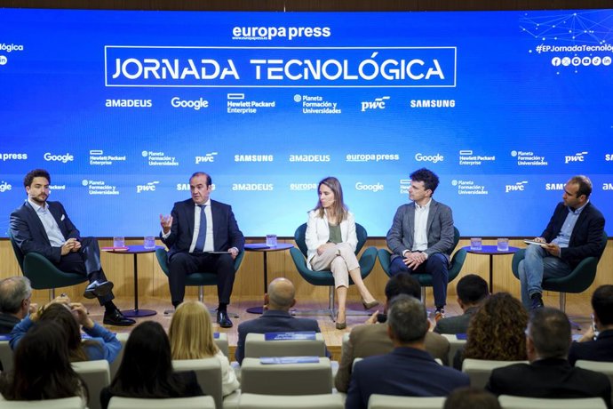 A Diretora Geral de Inteligência Artificial, Aleida Alcaide, o Gerente de Relações Institucionais e Políticas Públicas do Google, Josetxo Soria, o Sócio da PwC Espanha, responsável por TMT e Setor Público em Consultoria, Antonio Requena, o Vice-Presidente