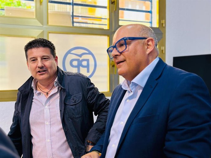 El vicesecretario de Territorial del PP de Málaga y parlamentario andaluz, Francisco Oblaré, junto al alcalde de la localidad malagueña de Vélez-Málaga, Jesús Lupiáñez.