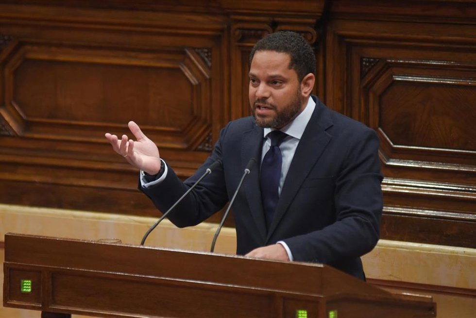 El secretario general de VOX, Ignacio Garriga, interviene durante el pleno del Parlament, a 6 de mayo de 2025, en Barcelona, Catalunya (España). Illa comparece frente a los diputados del Parlament para dar explicaciones, entre otros asuntos, sobre el ap