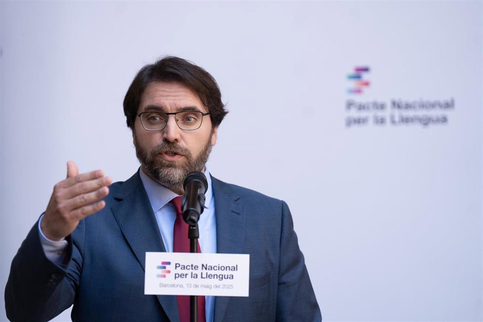 El presidente de PSC-Units en el Parlament, Ferran Pedret, en rueda de prensa tras la firma del Pacte Nacional per la Llengua