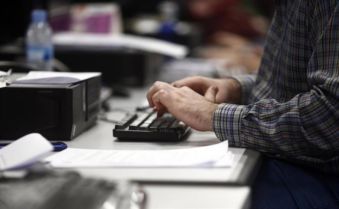 Archivo - Gente trabajando, ordenador, ordenadores 