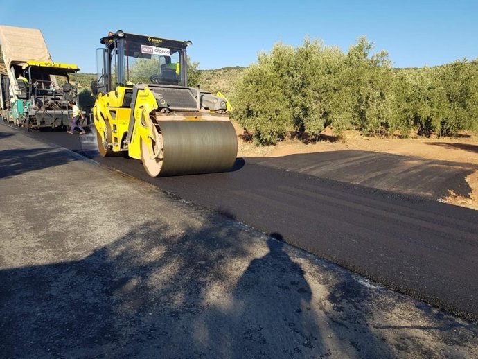 Archivo - Obras de reparación en una carretera.