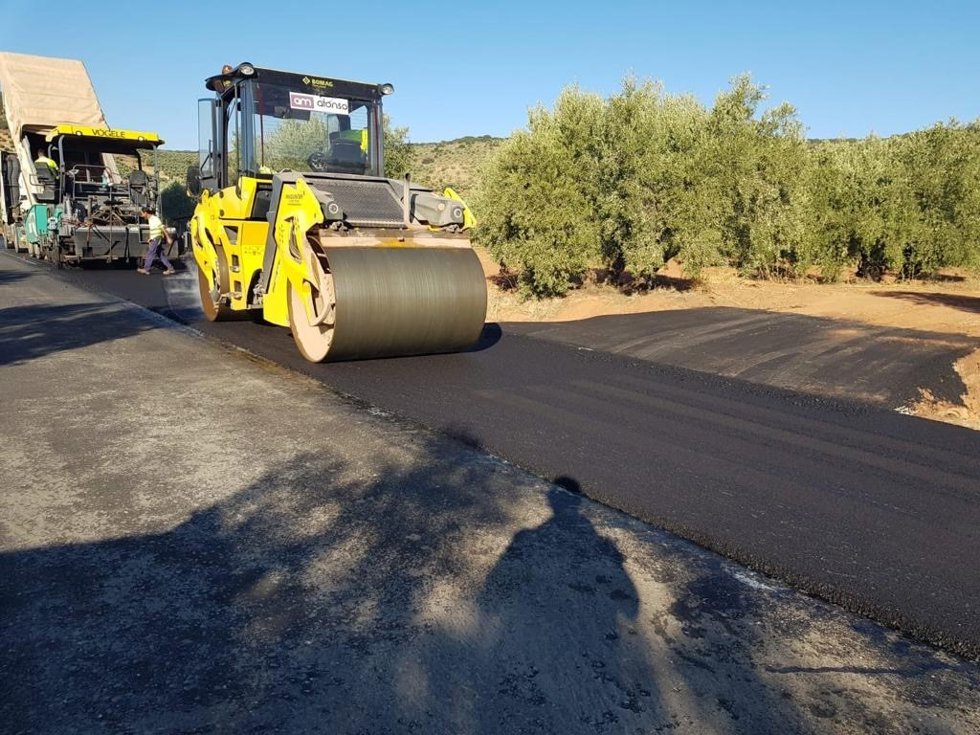 Archivo - Obras de reparación en una carretera.