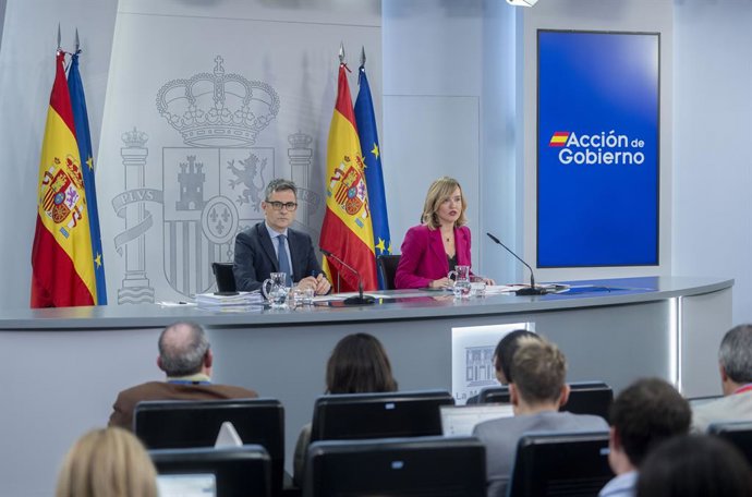 A porta-voz do ministro, Pilar Alegría, e o ministro da Presidência, Justiça e Relações com os Tribunais, Félix Bolaños, durante uma coletiva de imprensa após o Conselho de Ministros no Palácio La Moncloa, em 13 de maio de 2025, em Madri (Espanha).